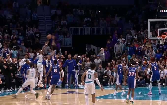 亚博-恩比德飞起来了！黄蜂绝命三分 恩比德飞扑大帽扇出界终结比赛